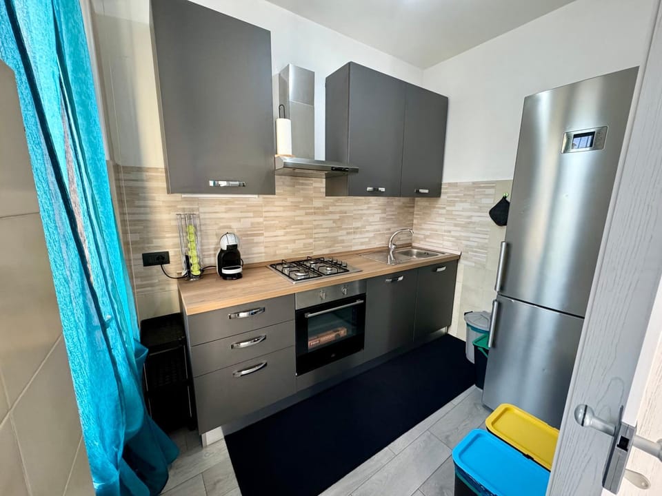 Coffee/tea facilities, Kitchen or kitchenette, dishwasher, oven, stove
