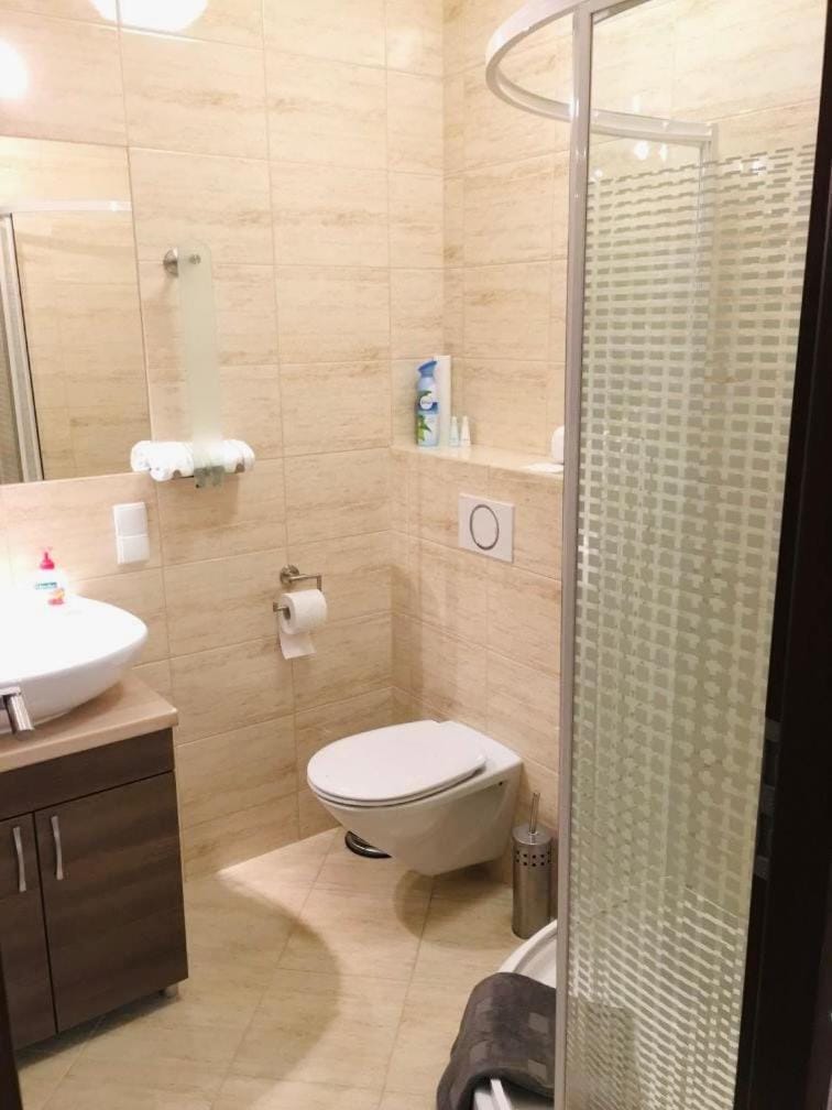 Shower, Toilet, Bathroom, towels