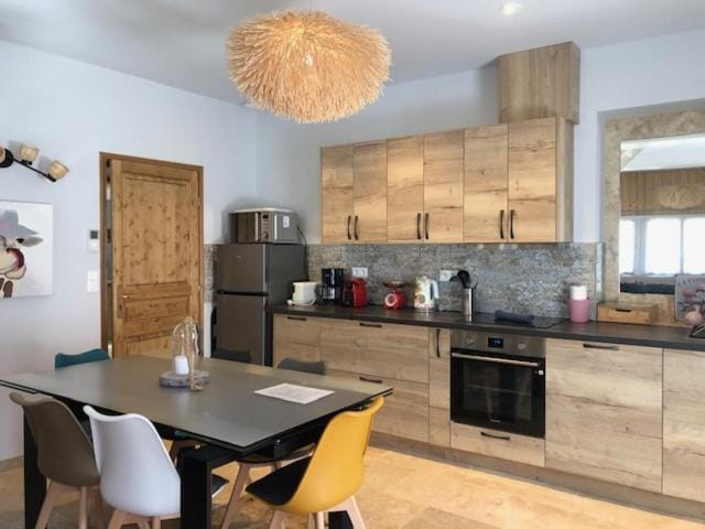 Coffee/tea facilities, microwave, oven, stove, toaster, kitchen