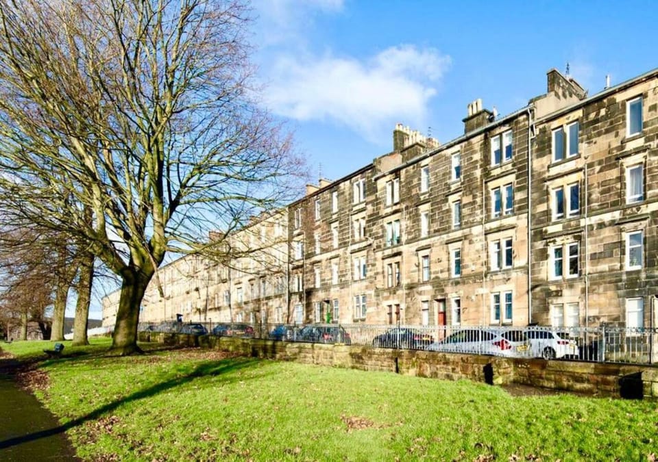 Property building, Garden, Location