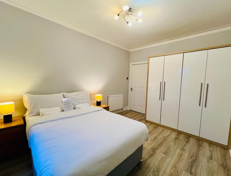 Bed, Photo of the whole room, Bedroom, wardrobe