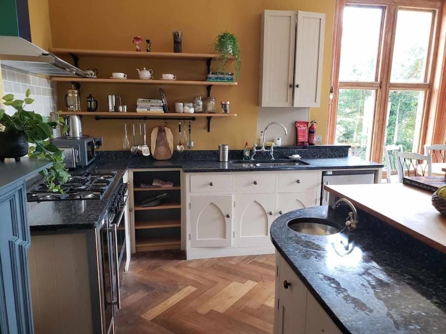 3 bedroom 3 bathroom ground floor condo with veranda Apartment in Reigate