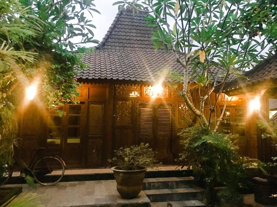 Din House Negara Classic Homestay Bed and Breakfast in Bali