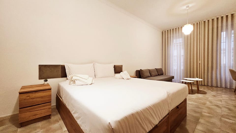 Bed, TV and multimedia, Photo of the whole room, Bedroom, towels