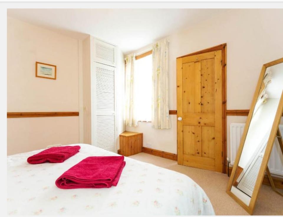 3 bed rooms 2 en-suite - spacious with 90sqm garden - self check in - pet friendly - Central, near beach House in Dover District