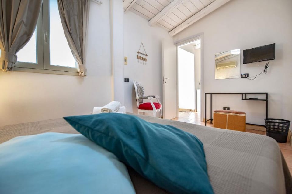 TV and multimedia, Photo of the whole room, Bedroom