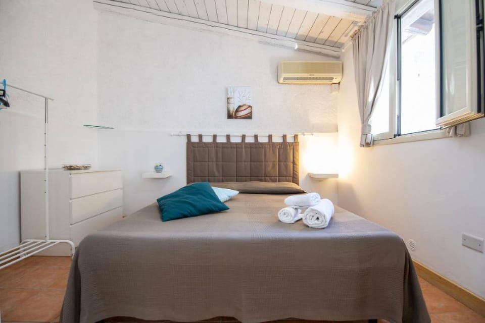 Bed, Photo of the whole room, Bedroom, towels, air conditioner