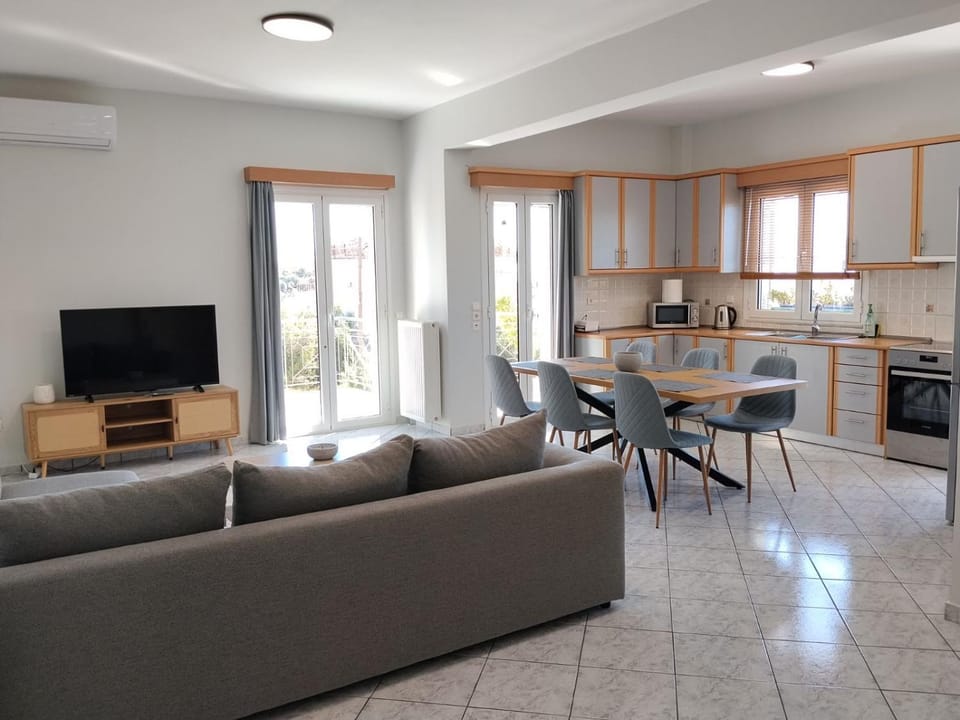 TV and multimedia, Kitchen or kitchenette, Living room, Seating area, Dining area, air conditioner