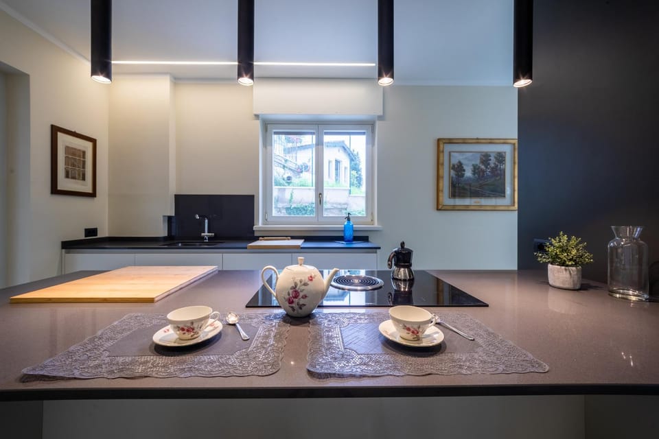 Coffee/tea facilities, Kitchen or kitchenette, stove