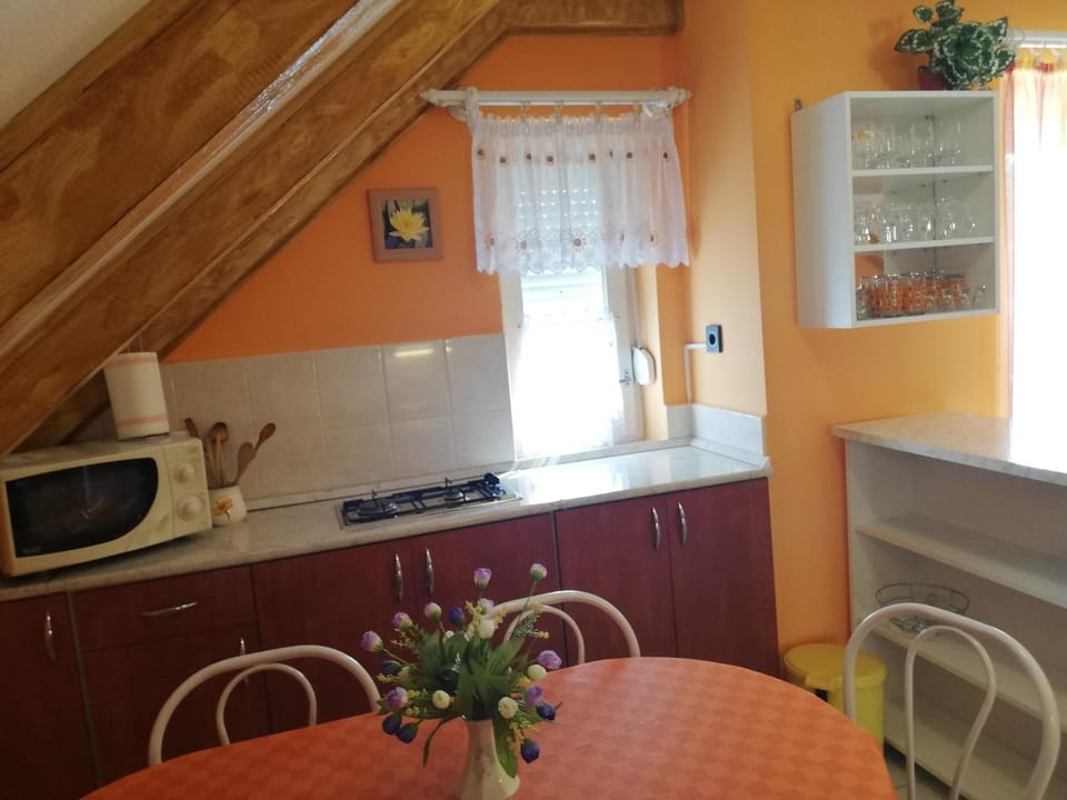 Dining area, microwave
