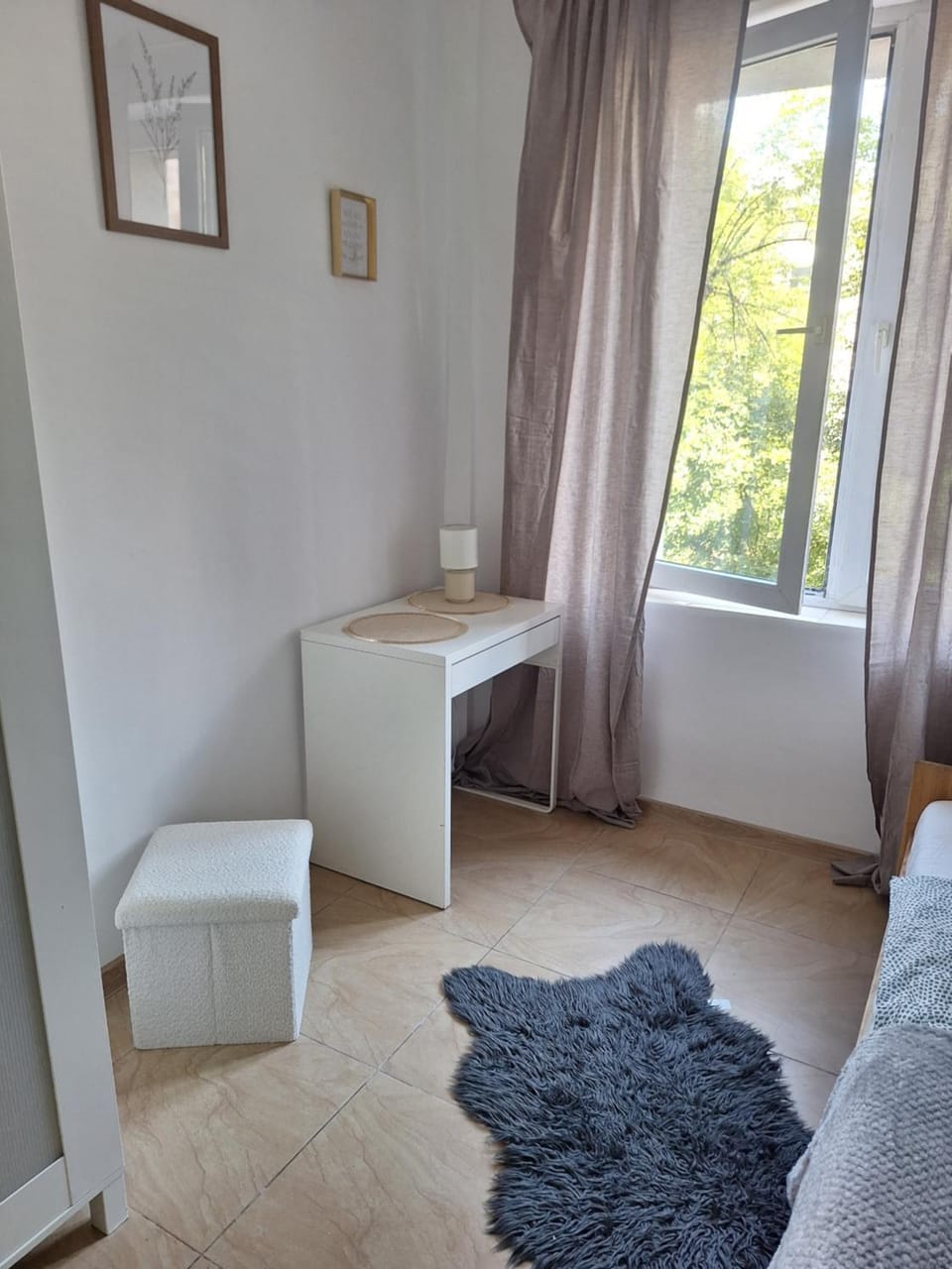 Bed, Photo of the whole room, Seating area, Bedroom