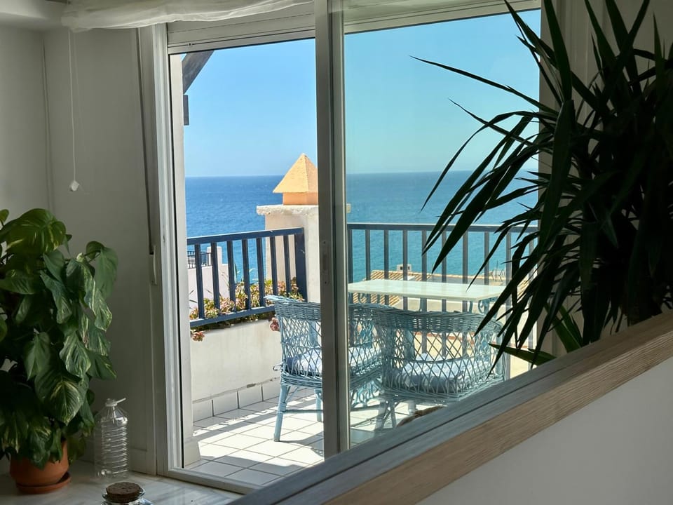 Espectaculares vistas al Mediterráneo con piscina a 80 metros de la playa Apartment in San José
