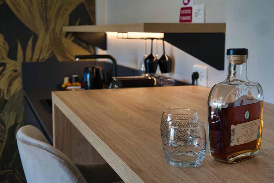 Kitchen or kitchenette, Lounge or bar, Food and drinks, Drinks