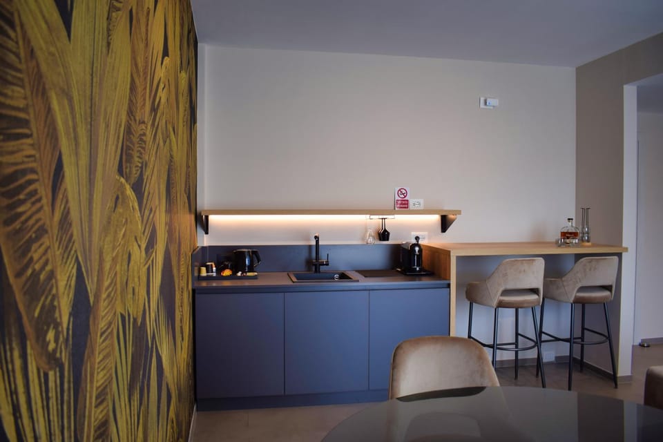 Coffee/tea facilities, Kitchen or kitchenette, Living room, Seating area, Dining area