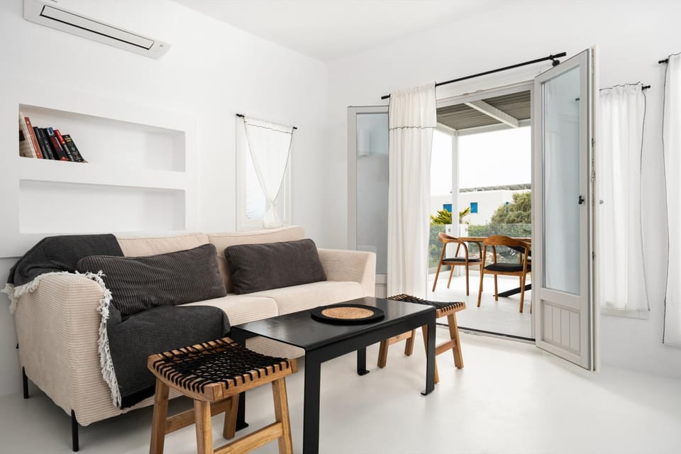 Living room, Seating area, air conditioner