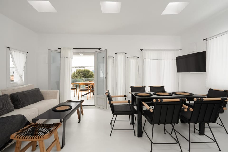 Communal lounge/ TV room, TV and multimedia, Seating area, Dining area, Evening entertainment