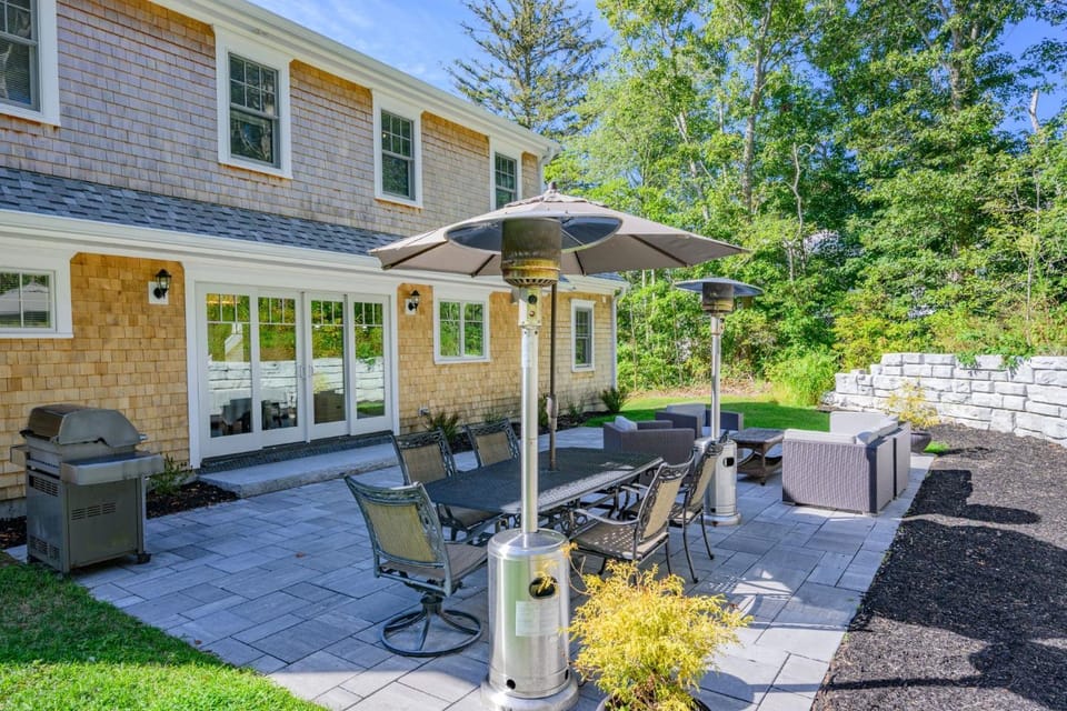 Coastal Escape: Steps to Red River Beach House in Harwich
