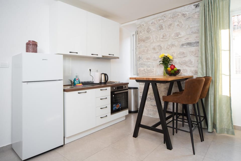 Coffee/tea facilities, Decorative detail, Dining area, furniture, oven, kitchen