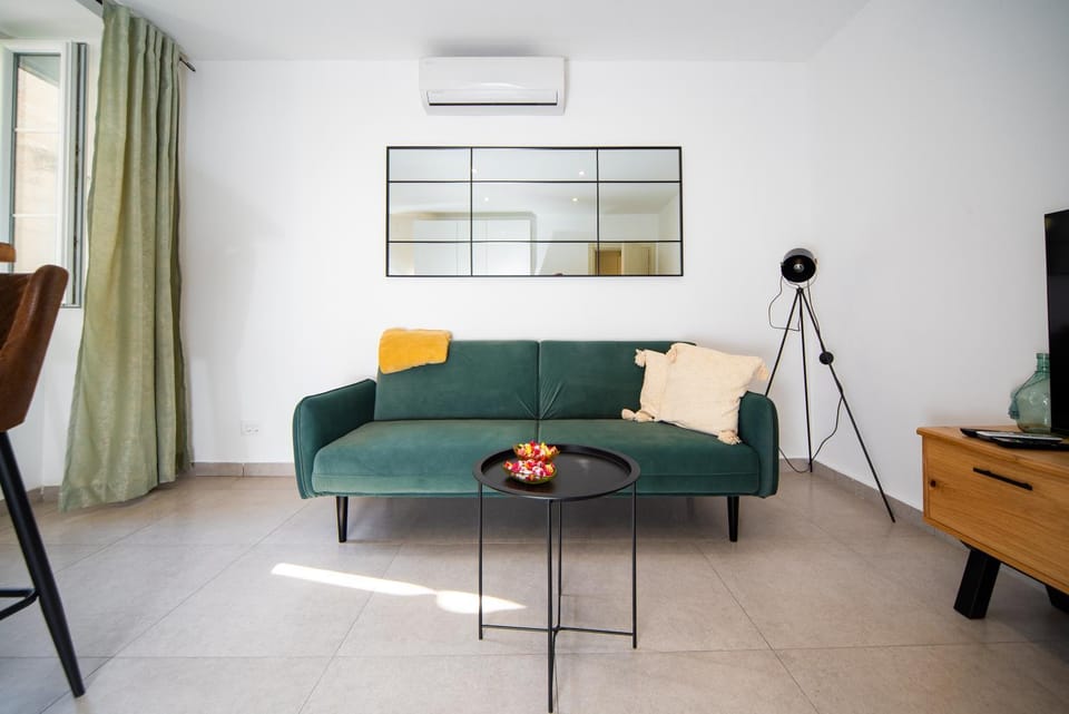 TV and multimedia, Living room, furniture, air conditioner