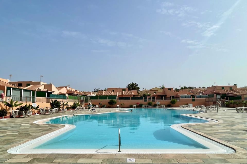 Property building, Day, Swimming pool, sunbed