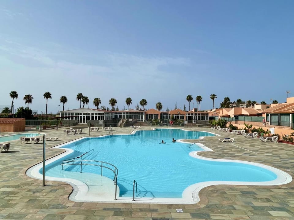 Day, Swimming pool, sunbed