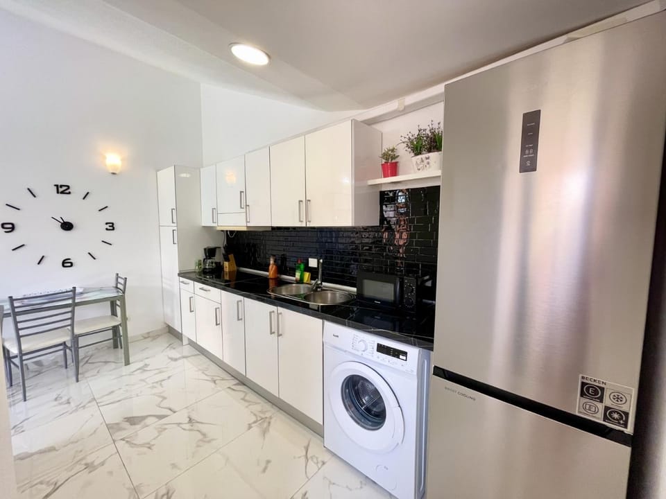 Kitchen or kitchenette, Dining area, stove, toaster, washing machine