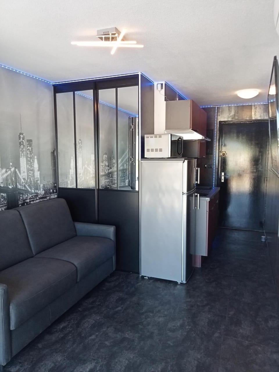 Kitchen or kitchenette, Living room, oven
