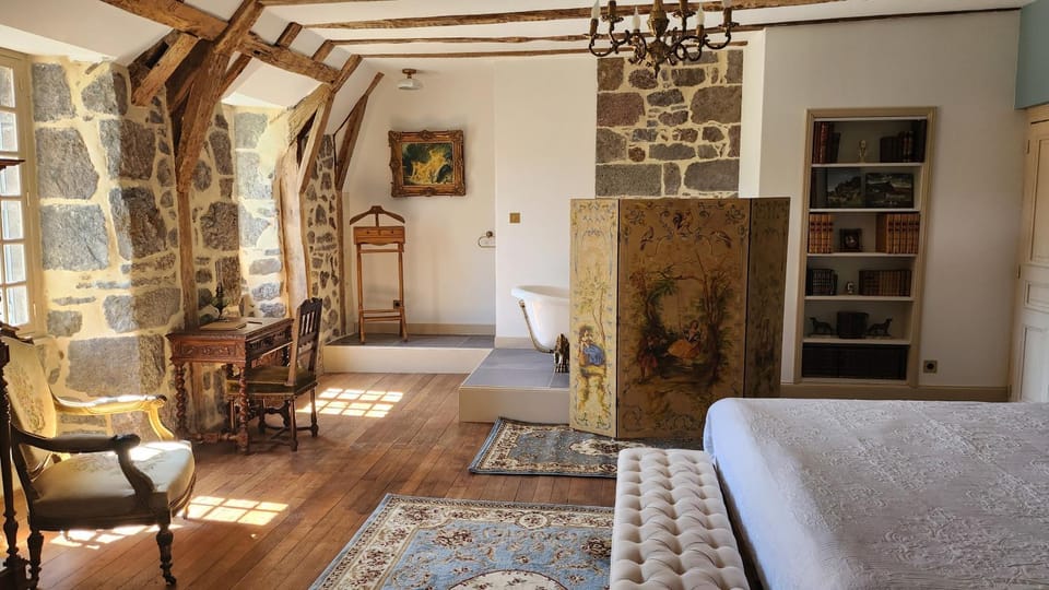 Bed, Library, Photo of the whole room, Seating area