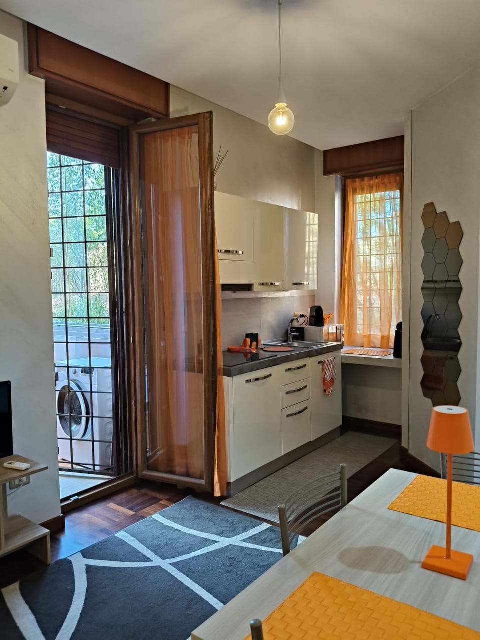 Kitchen or kitchenette, Dining area, stove