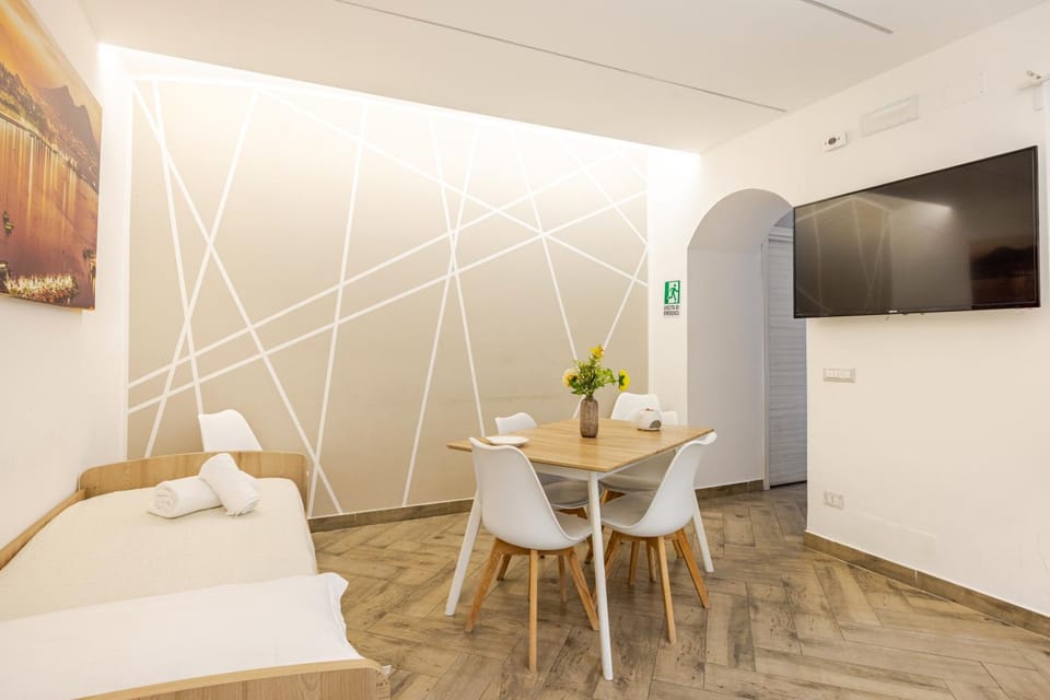 TV and multimedia, Kitchen or kitchenette, Living room, Seating area, Dining area
