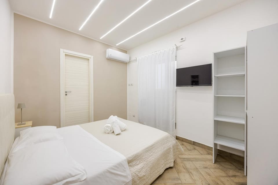 Bed, TV and multimedia, Photo of the whole room, Bedroom, towels, wardrobe, air conditioner