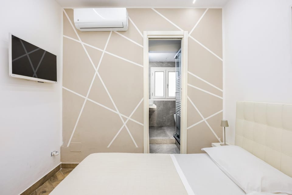 Bed, TV and multimedia, Photo of the whole room, Bedroom, towels, air conditioner