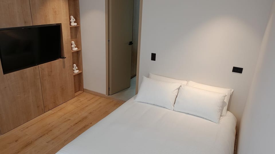 Photo of the whole room, Bedroom