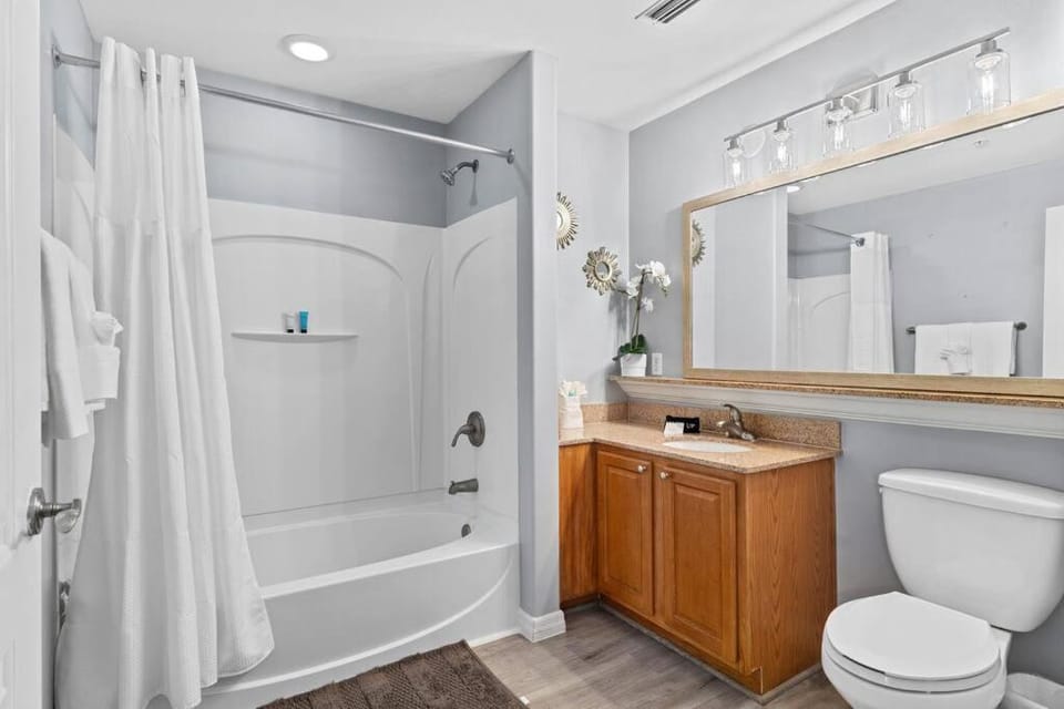 Cozy Lakeview Condo near Disney Apartment in Orlando