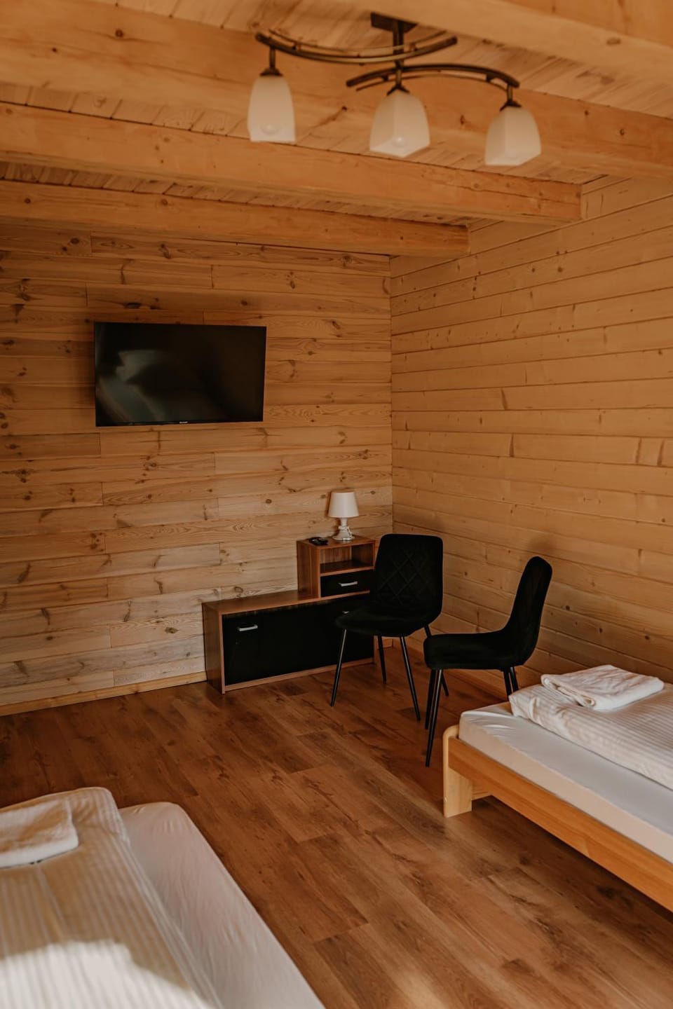 Bed, TV and multimedia, Bedroom, towels