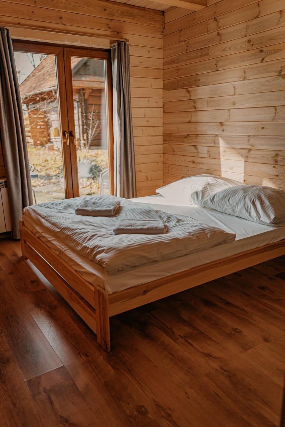 Bed, Bedroom, towels