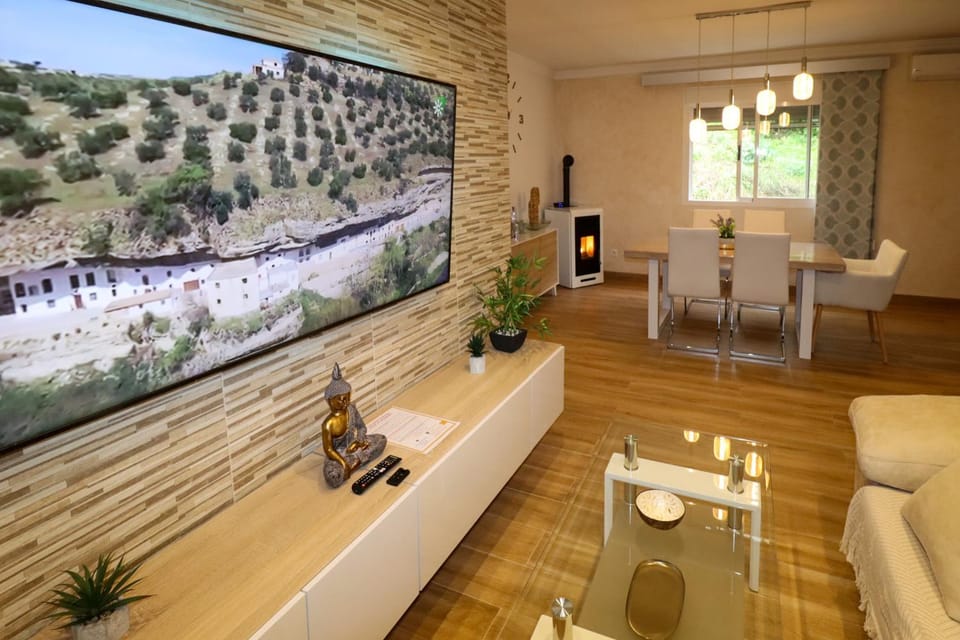 Lounge or bar, fireplace