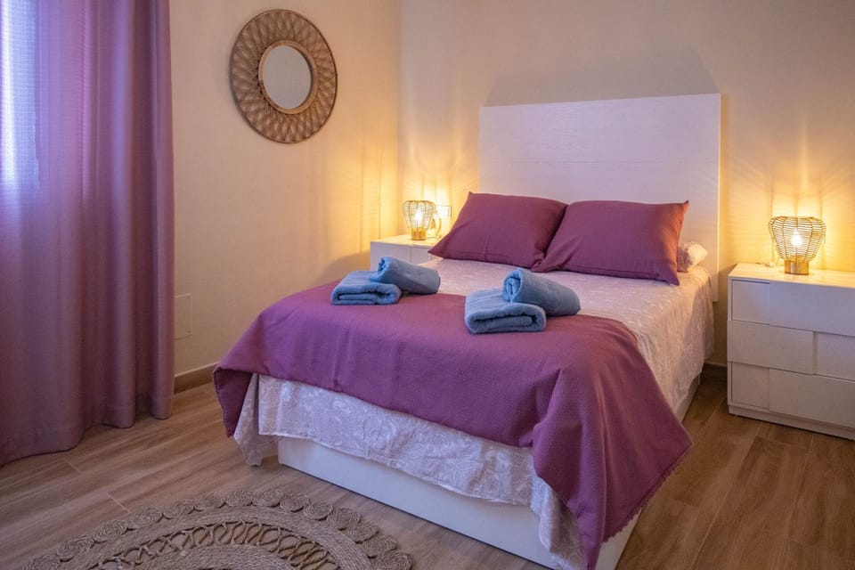 Bed, Bedroom, towels