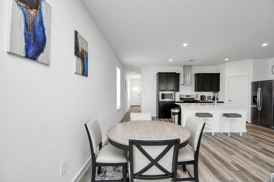 Lakeside 4 Bedroom With King Bed Near Downtown House in Houston