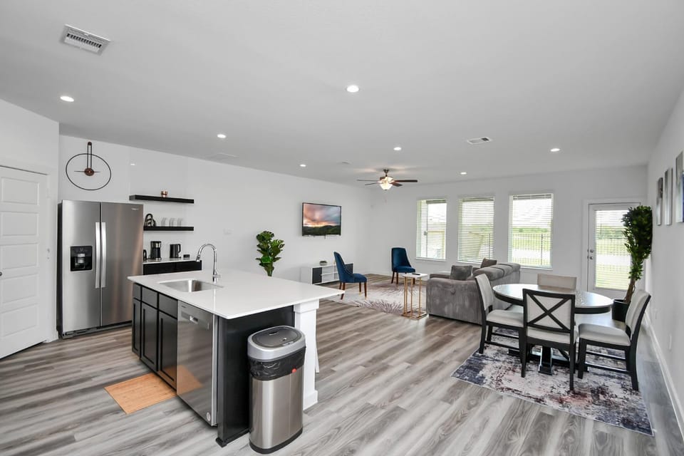 Lakeside 4 Bedroom With King Bed Near Downtown House in Houston