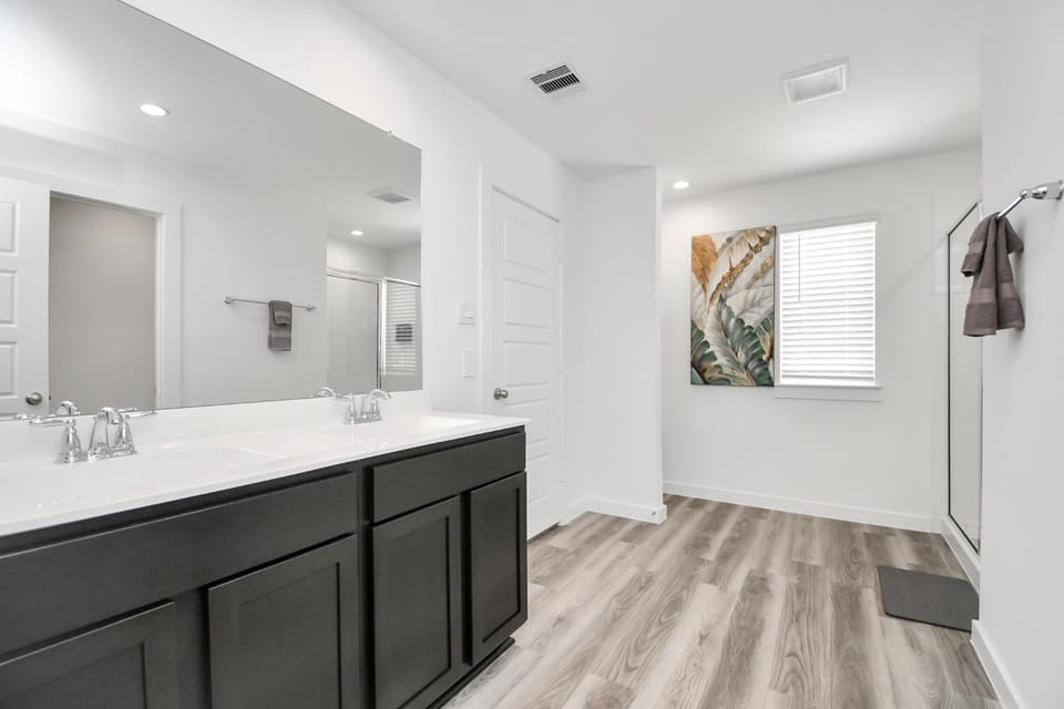 Lakeside 4 Bedroom With King Bed Near Downtown House in Houston