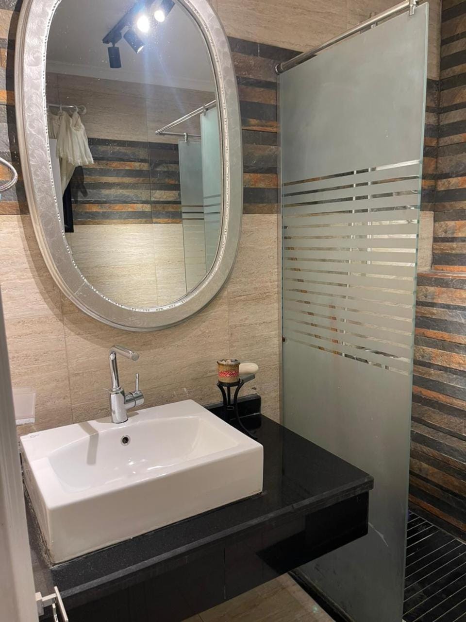 شقه فاخره بتصميم مودرن بغرفتي نوم في شارع شهاب المهندسين Apartment in Egypt