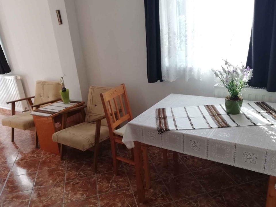Seating area, Dining area