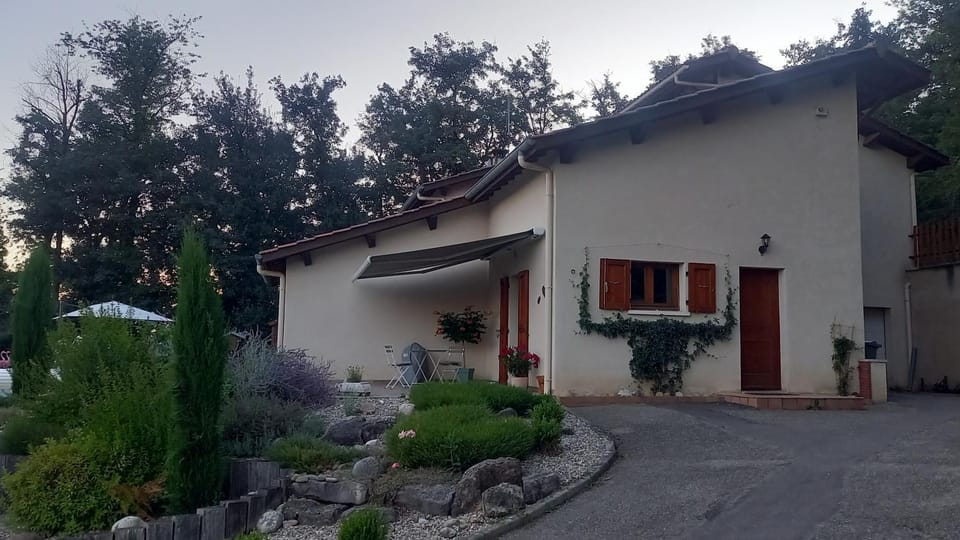 Chambres d'hôte en pleine campagne, accès piscine Vacation rental in Auvergne-Rhône-Alpes