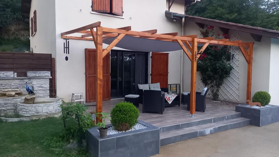 Chambres d'hôte en pleine campagne, accès piscine Vacation rental in Auvergne-Rhône-Alpes