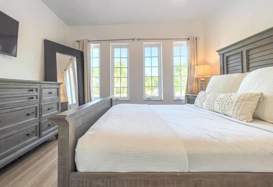 Ocean Drive apartment w Balcony Walk to the Beach Apartment in Flamingo Lummus