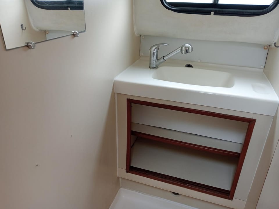 Chaleureux Bateau Stationnaire pour 5 pers. - API-1-46-17 Docked boat in Bourgogne-Franche-Comté
