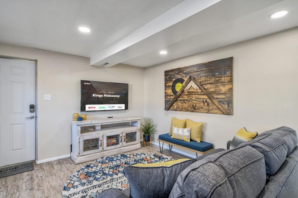 Kings Hideaway Stylish Apartment with Scenic View Apartment in Old Colorado City