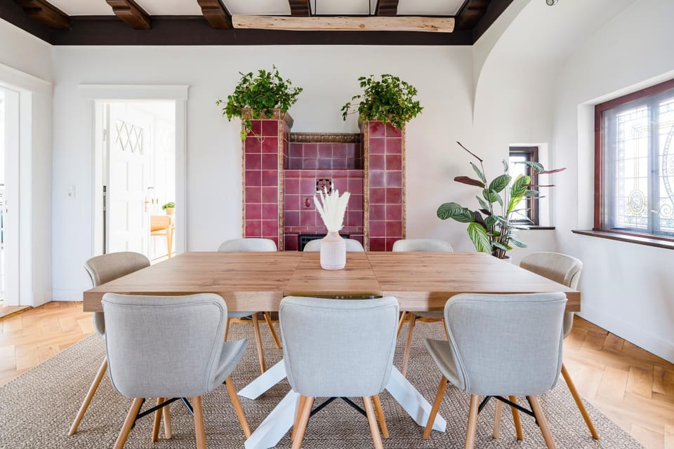 Seating area, Dining area