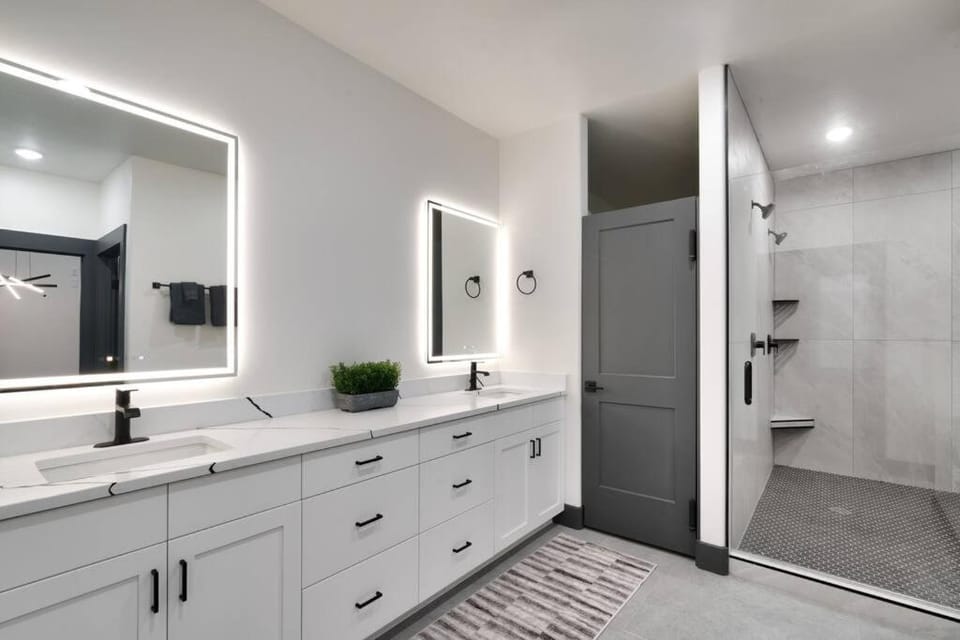 Vizcaya #3 - Moab's Newest Luxury Rental - Private Hot Tub Apartment in Spanish Valley